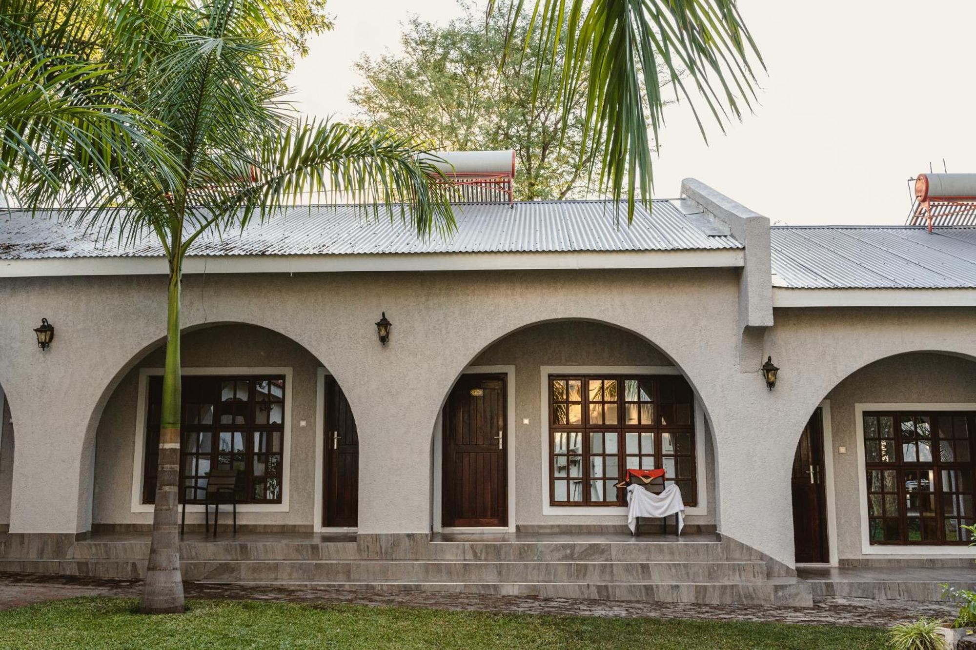 Jacaranda Lodge Victoriawatervallen Buitenkant foto
